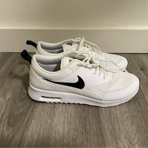 Women's white size 9 Nike sneakers